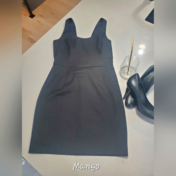 MANGO COLLECTION Parfaite petite robe noire longueur midi avec ouverture au dos - Picture 1 of 6